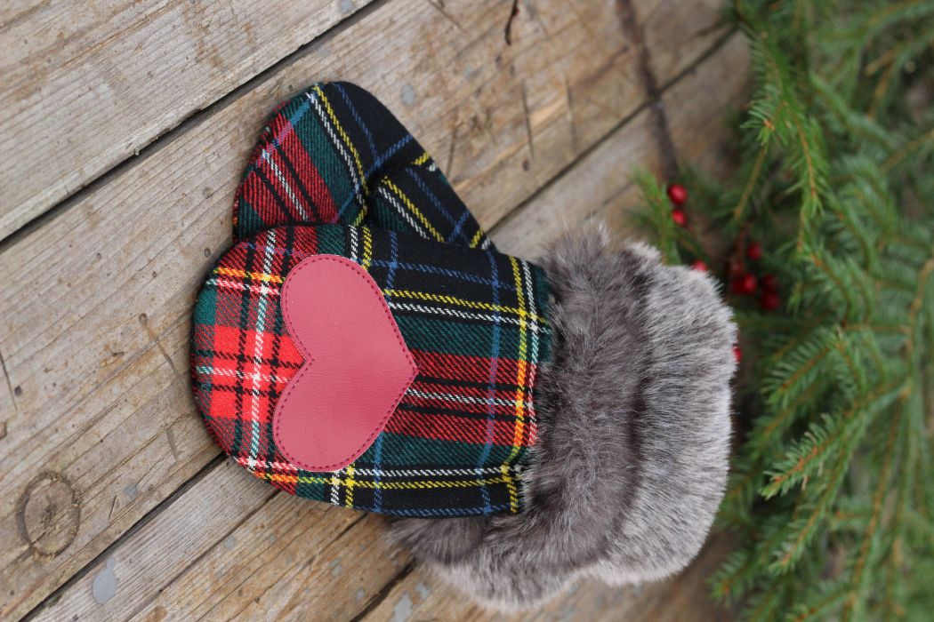 Pirštinės su širdelės aplikacija