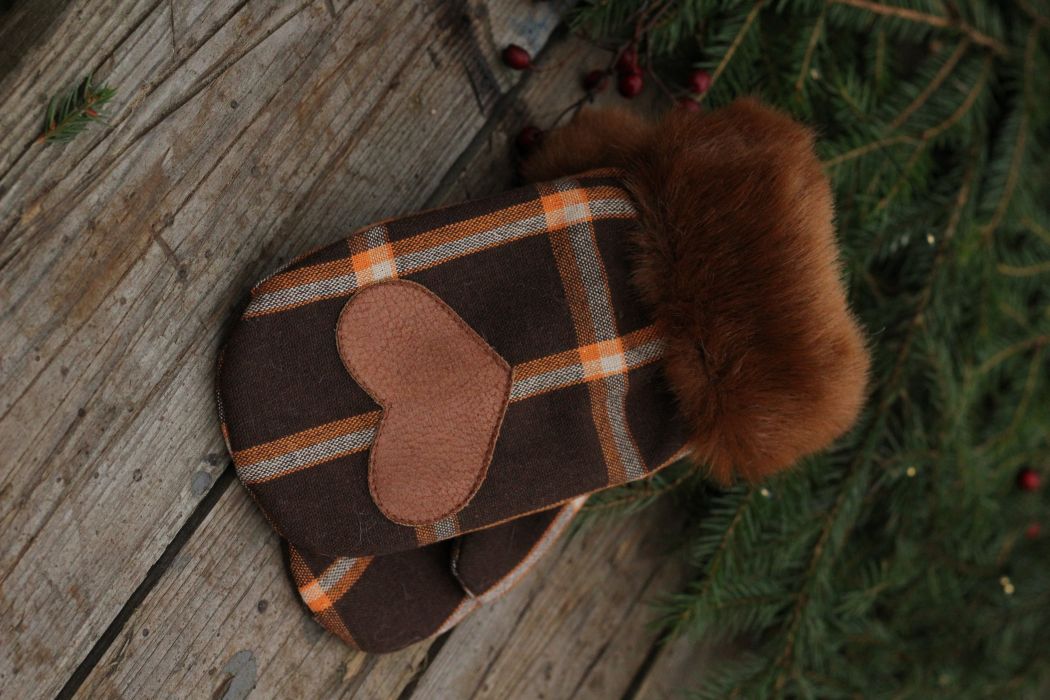 Pirštinės su širdelės aplikacija