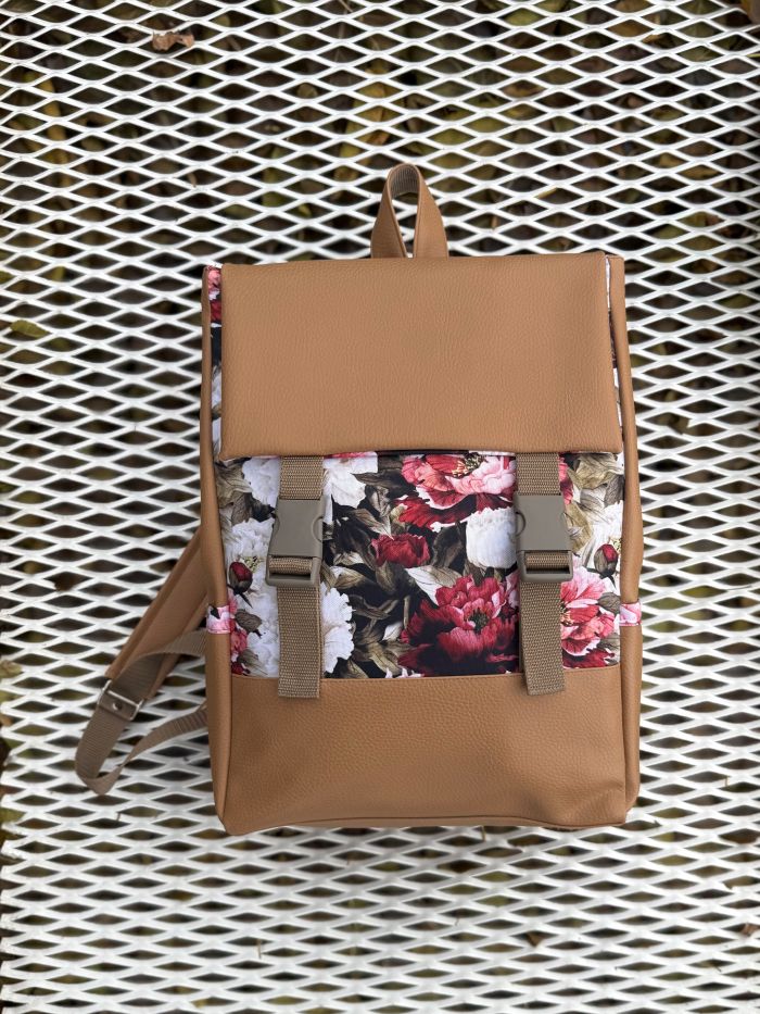 Kuprinė su plastikiniais užsegimais