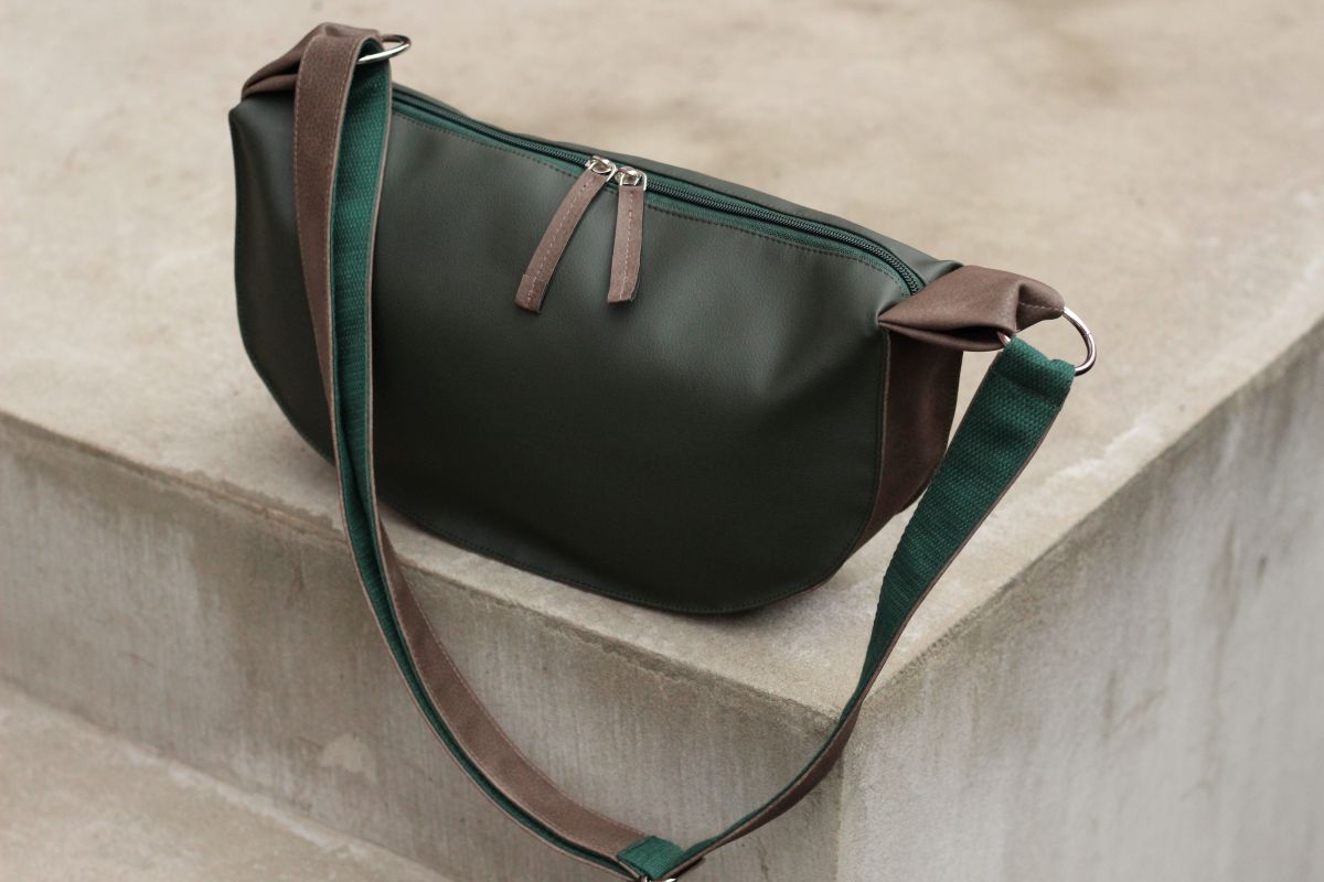 Pusmėnulio formos rankinė