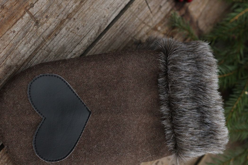 Pirštinės su širdelės aplikacija