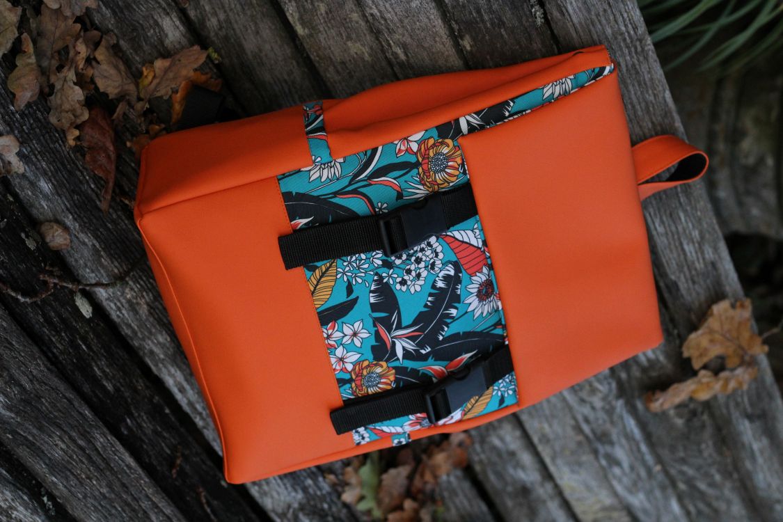 Kuprinė su plastikiniais užsegimais 