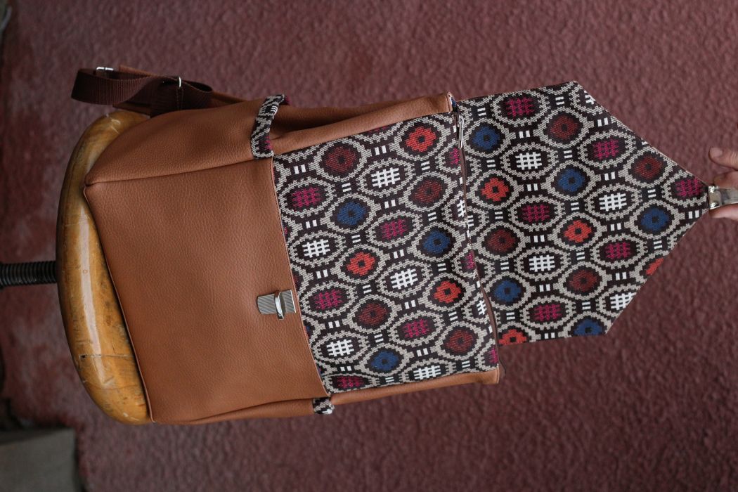 Kuprinė su spynelės užsegimu