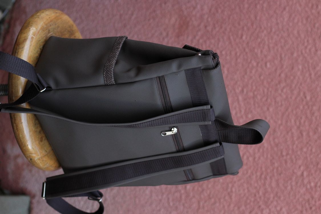 Kuprinė su spynelės užsegimu