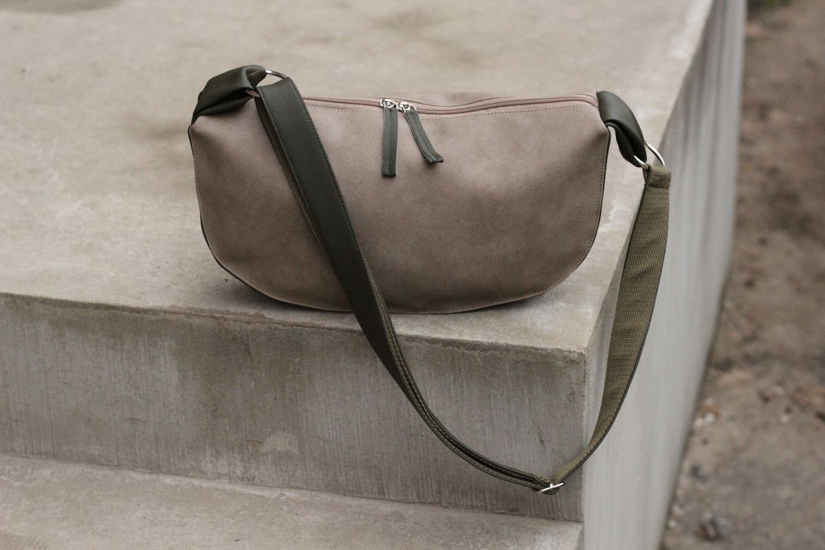 Pusmėnulio formos rankinė