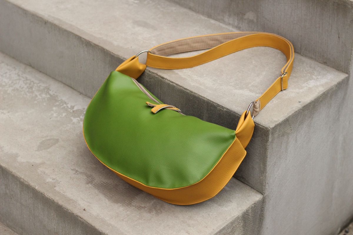 Pusmėnulio formos rankinė