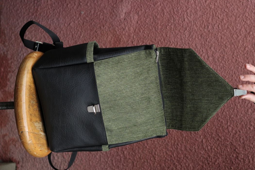 Kuprinė su spynelės užsegimu