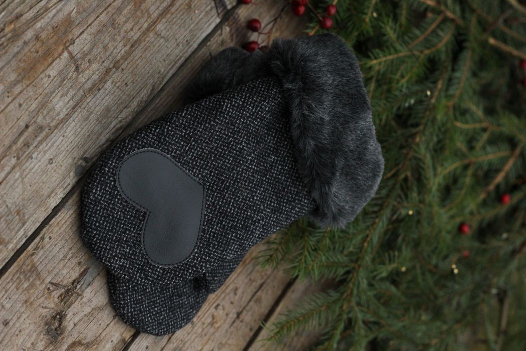 Pirštinės su širdelės aplikacija