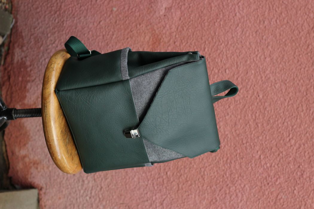 Kuprinė su spynelės užsegimu