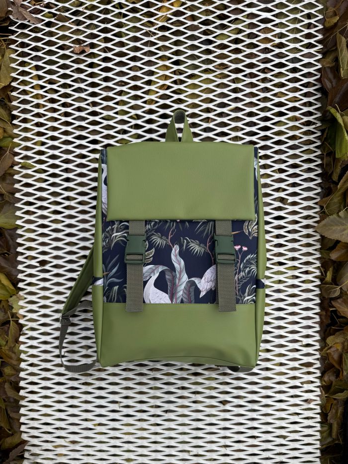 Kuprinė su plastikiniais užsegimais 