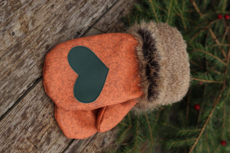 Pirštinės su širdelės aplikacija