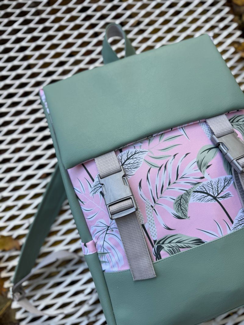 Kuprinė su plastikiniais užsegimais 