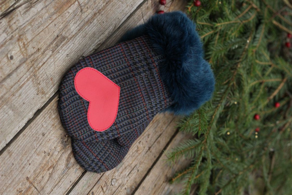 Pirštinės su širdelės aplikacija