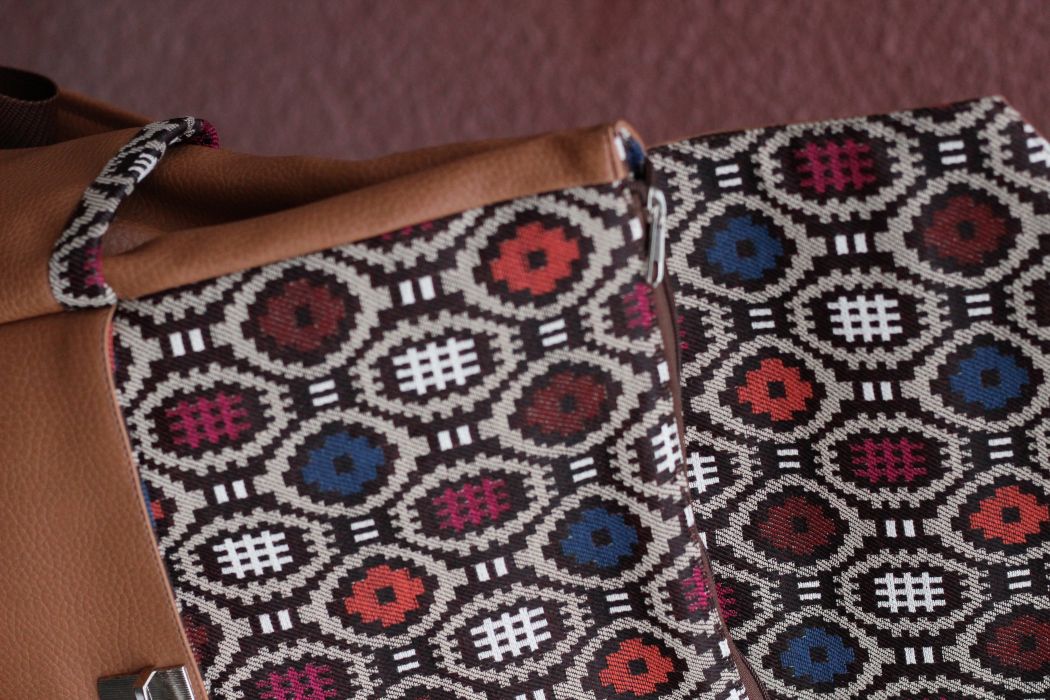 Kuprinė su spynelės užsegimu