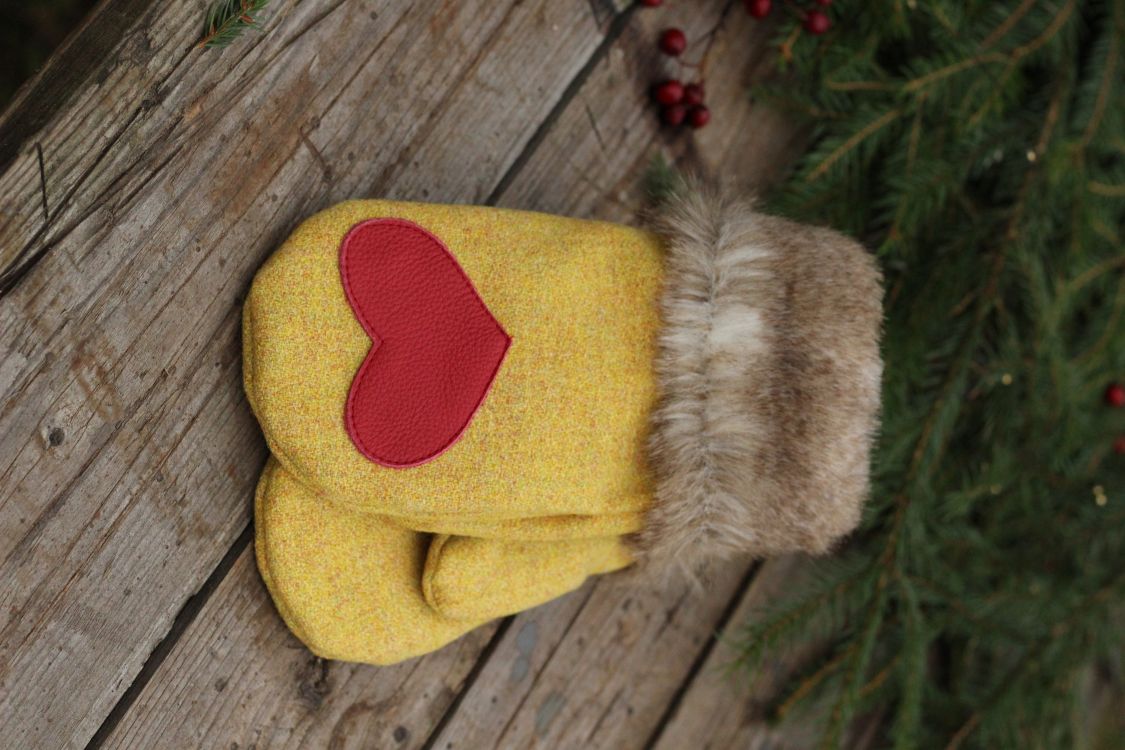 Pirštinės su širdelės aplikacija