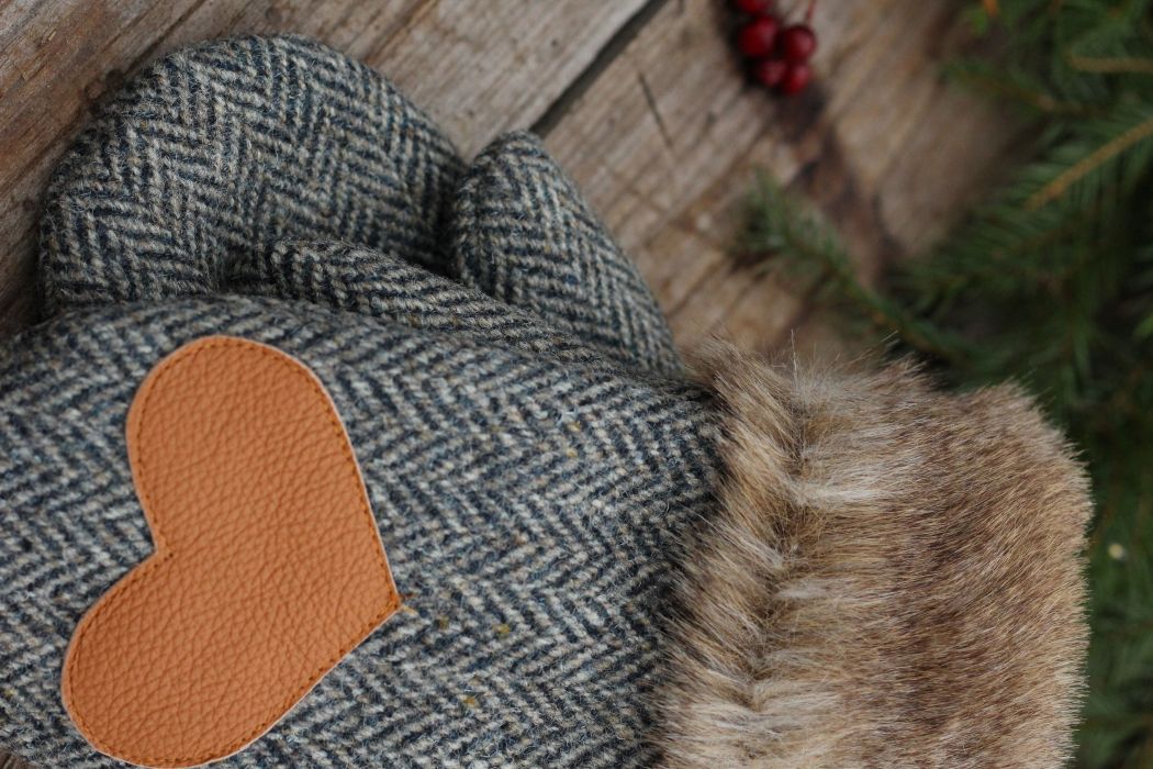 Pirštinės su širdelės aplikacija