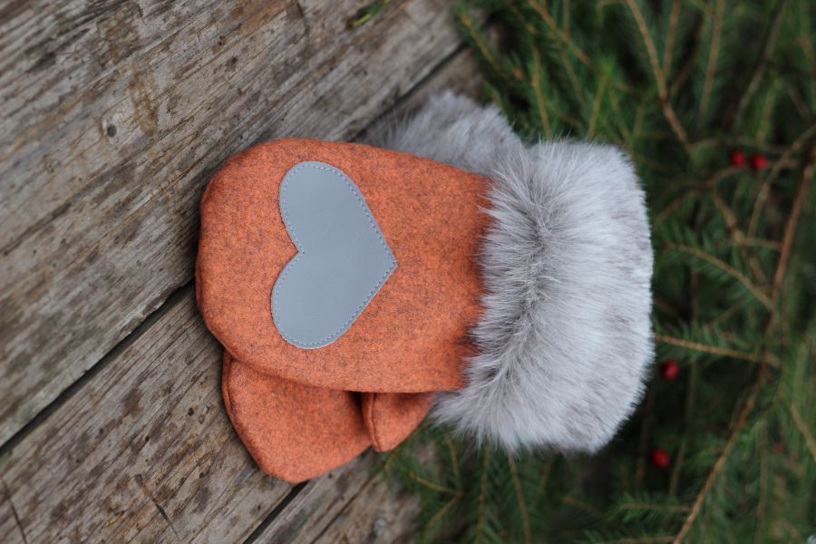 Pirštinės su širdelės aplikacija