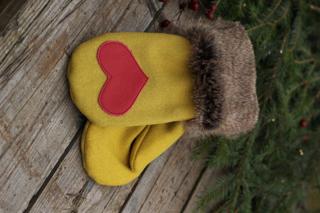 Pirštinės su širdelės aplikacija