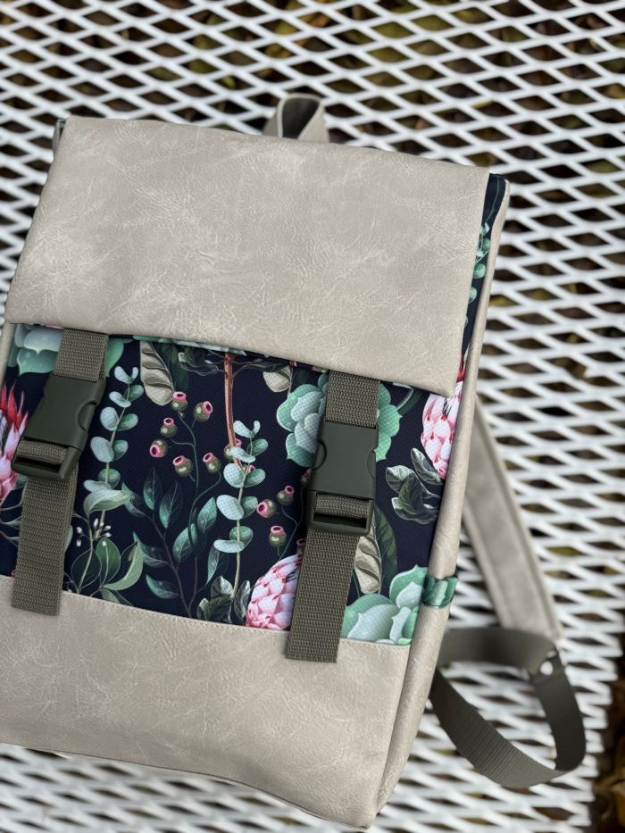 Kuprinė su plastikiniais užsegimais 