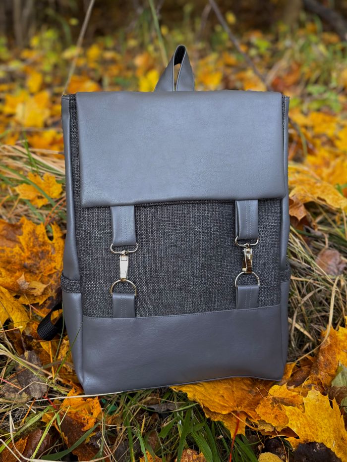 Kuprinė su karabinais