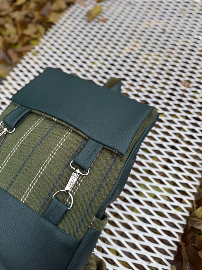 Kuprinė su karabinais