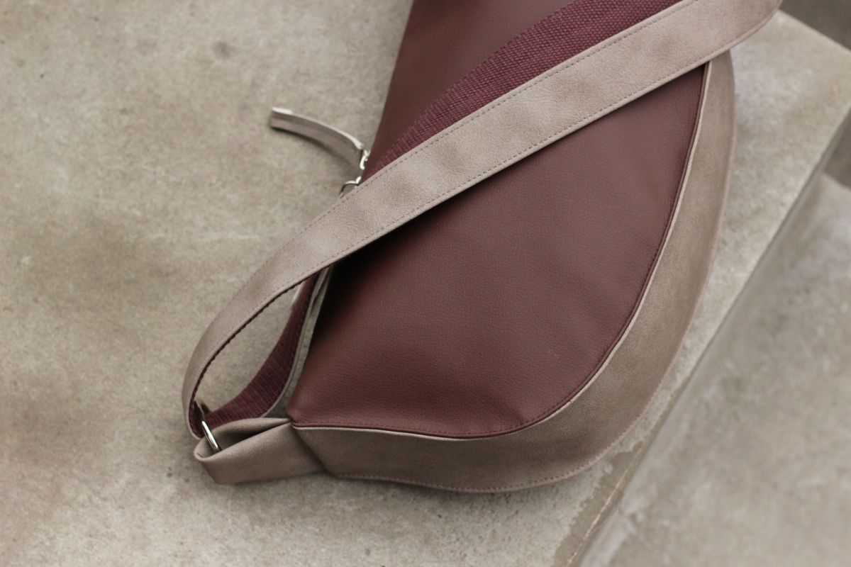 Pusmėnulio formos rankinė