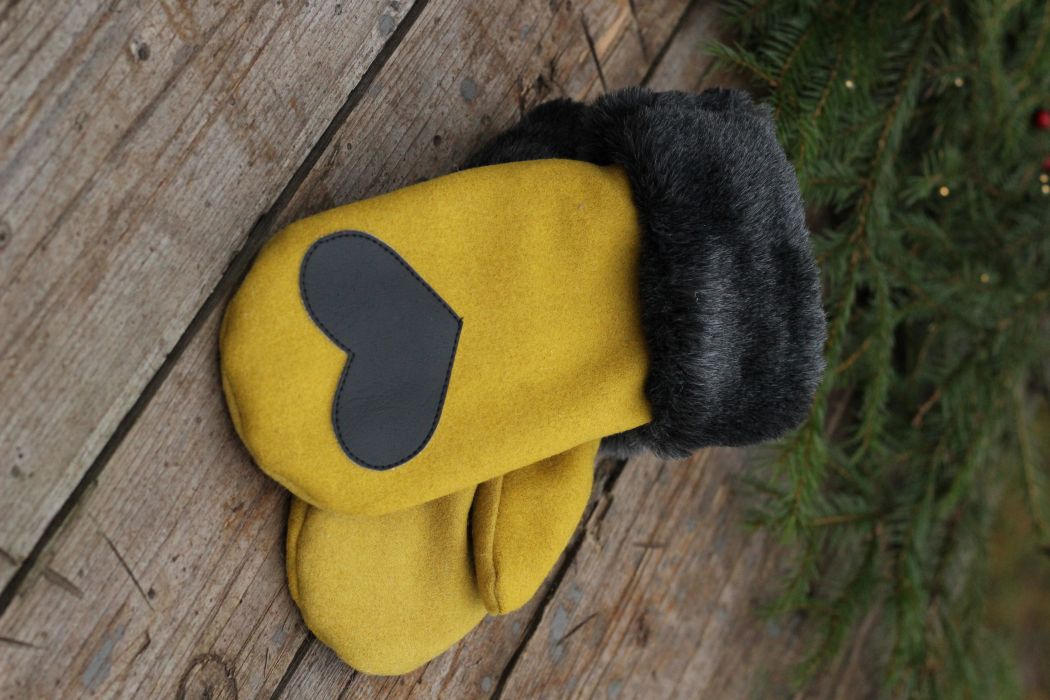 Pirštinės su širdelės aplikacija