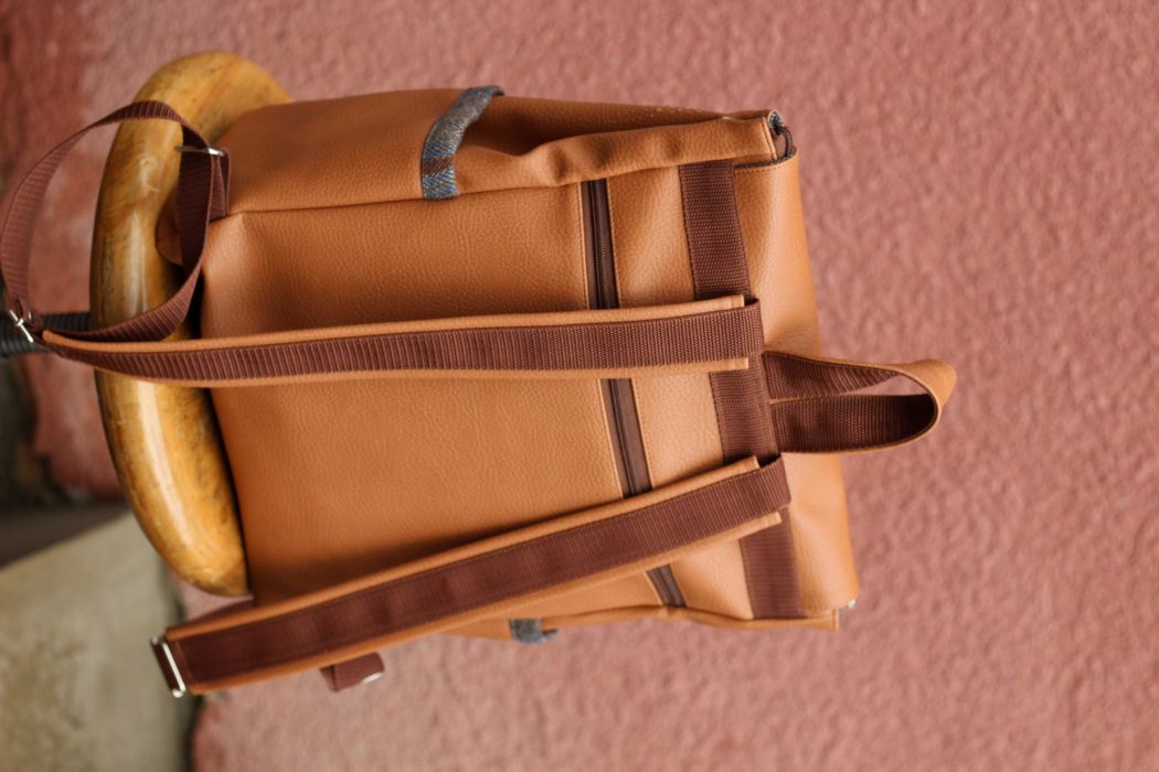 Kuprinė su spynelės užsegimu