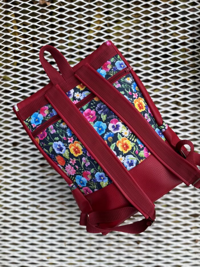 Kuprinė su karabinais