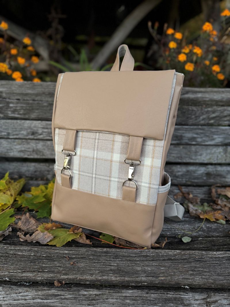 Kuprinė su karabinais