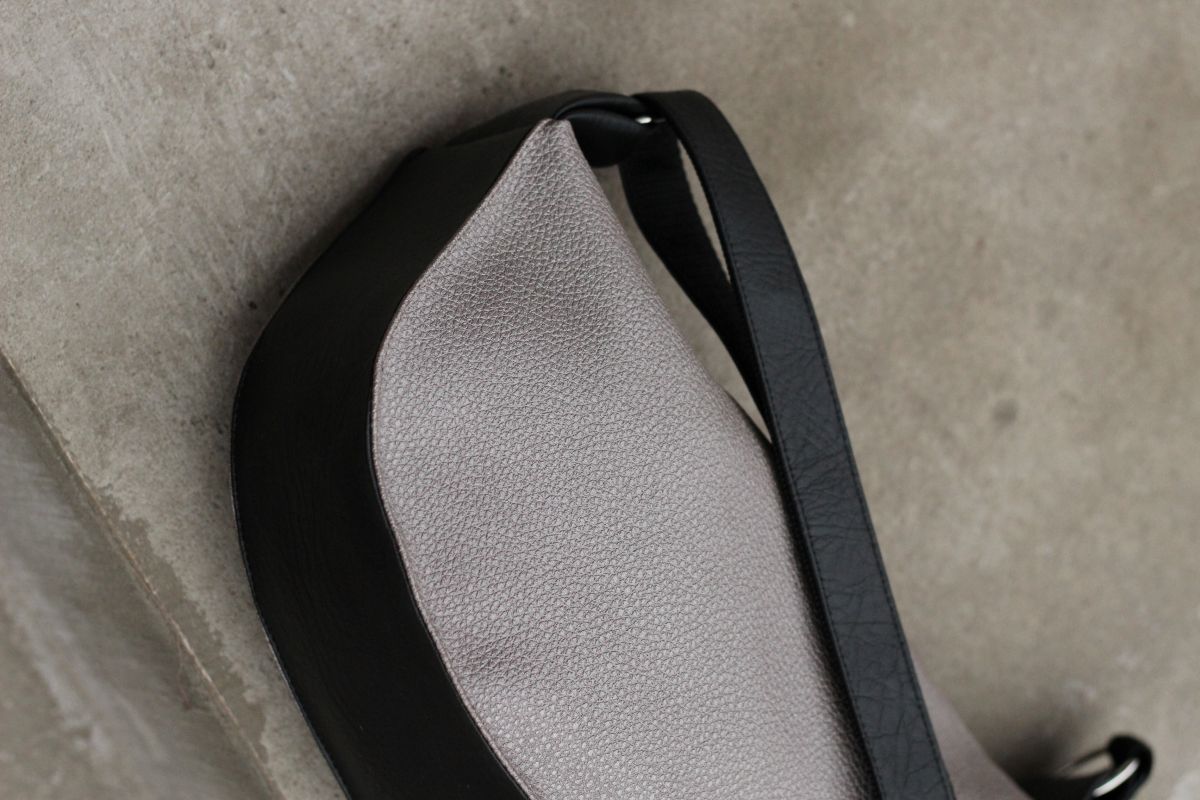 Pusmėnulio formos rankinė