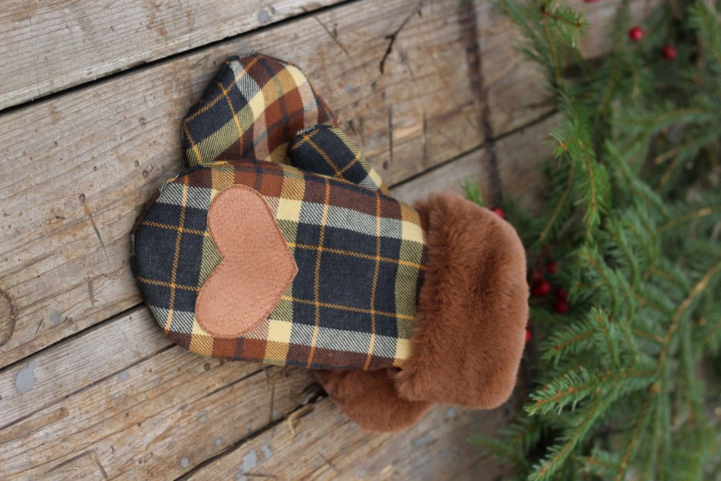 Pirštinės su širdelės aplikacija