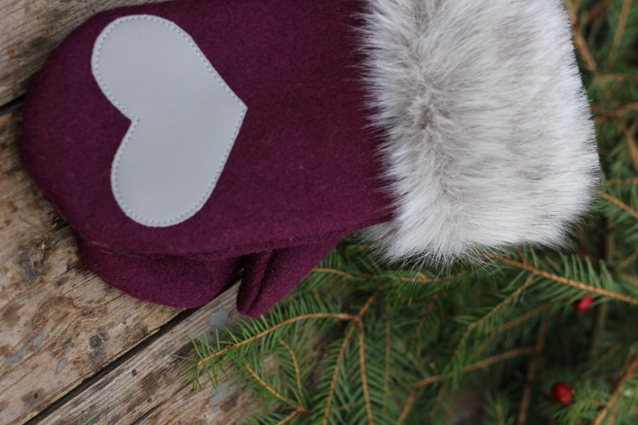 Pirštinės su širdelės aplikacija