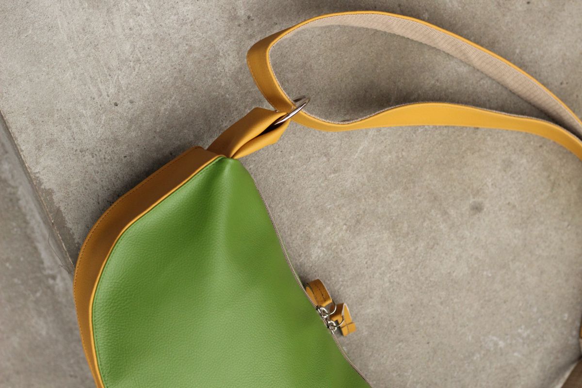 Pusmėnulio formos rankinė