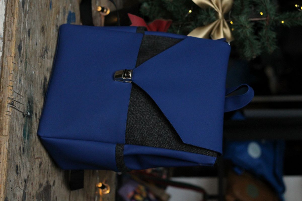 Kuprinė su spynelės užsegimu