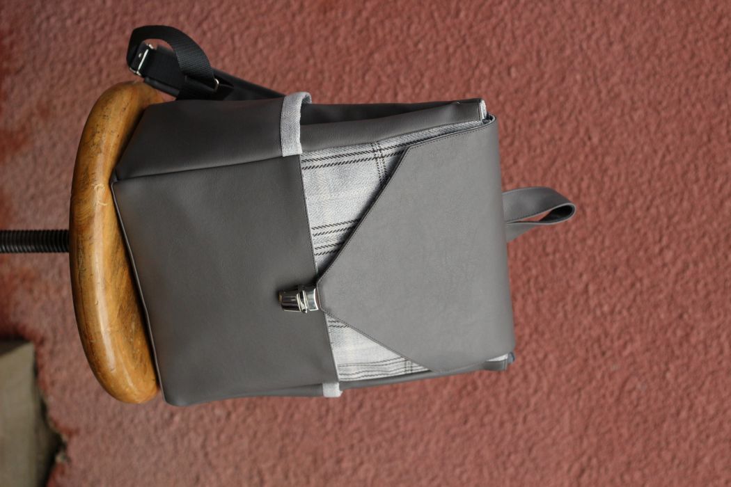 Kuprinė su spynelės užsegimu