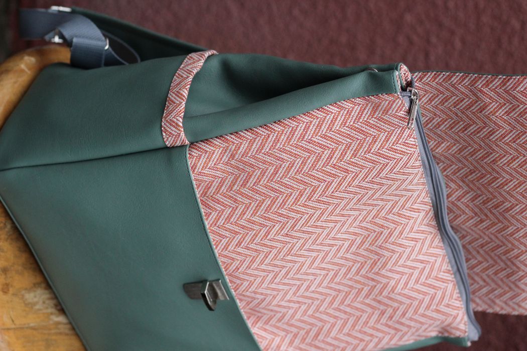 Kuprinė su spynelės užsegimu