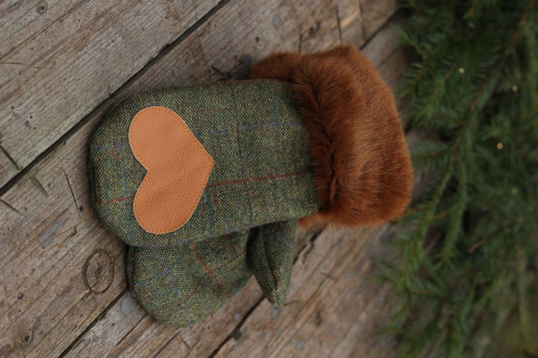 Pirštinės su širdelės aplikacija