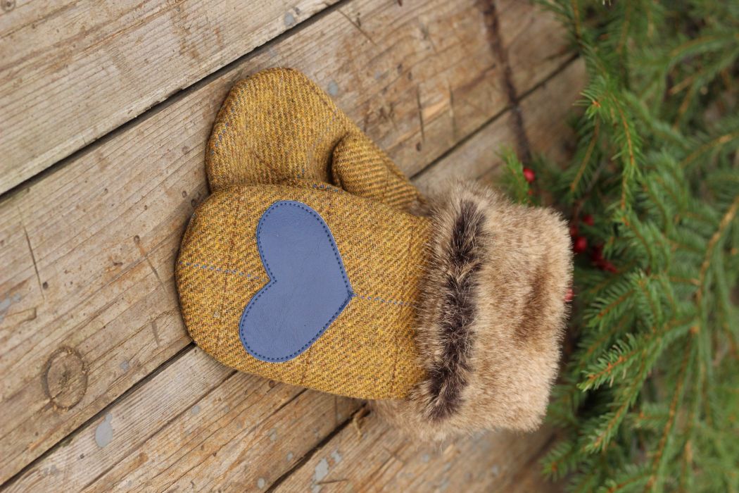 Pirštinės su širdelės aplikacija