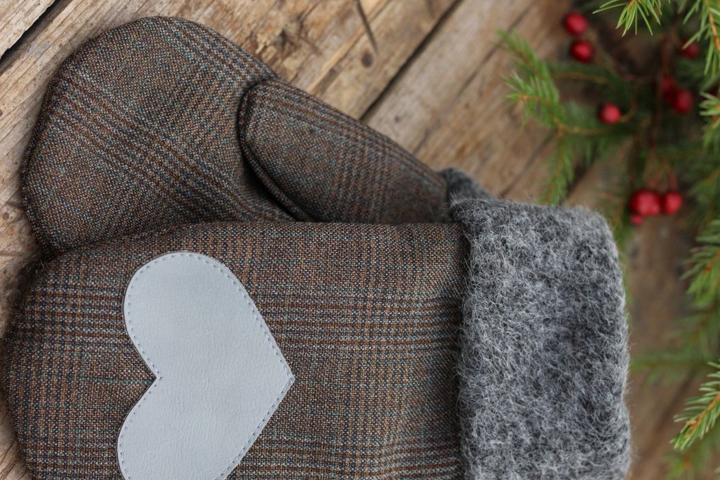 Pirštinės su širdelės aplikacija