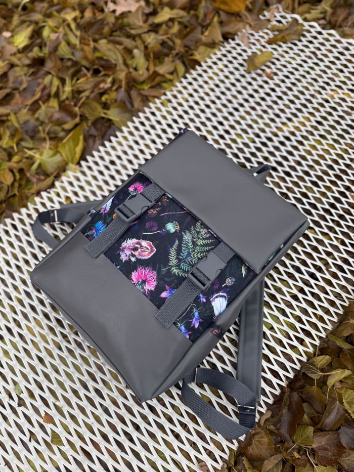 Kuprinė su plastikiniais užsegimais 