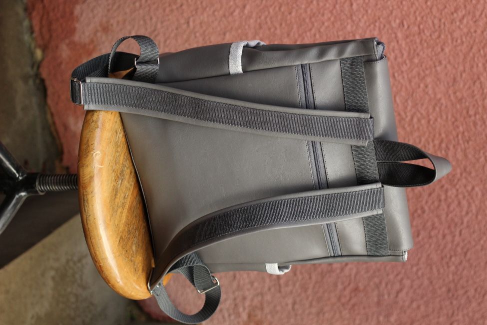 Kuprinė su spynelės užsegimu