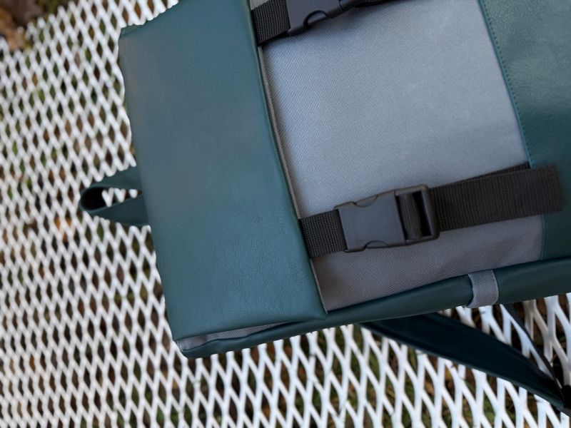 Kuprinė su plastikiniais užsegimais 