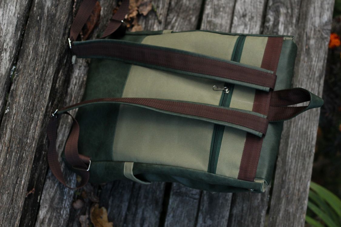 Kuprinė su plastikiniais užsegimais 