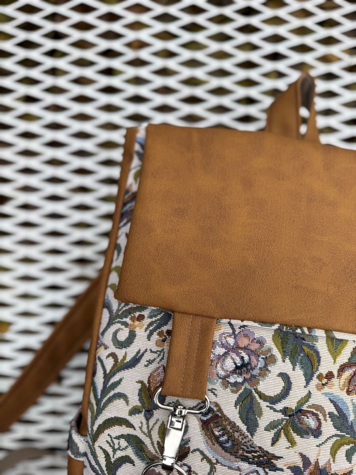 Kuprinė su karabinais