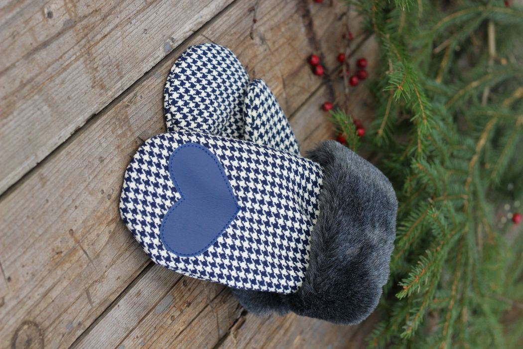 Pirštinės su širdelės aplikacija