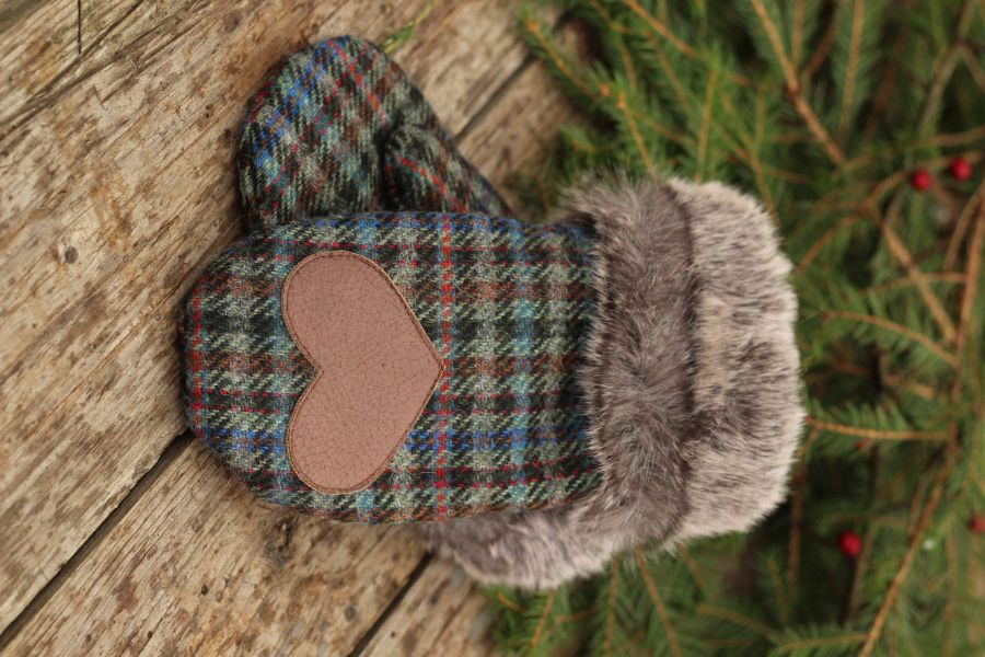 Pirštinės su širdelės aplikacija