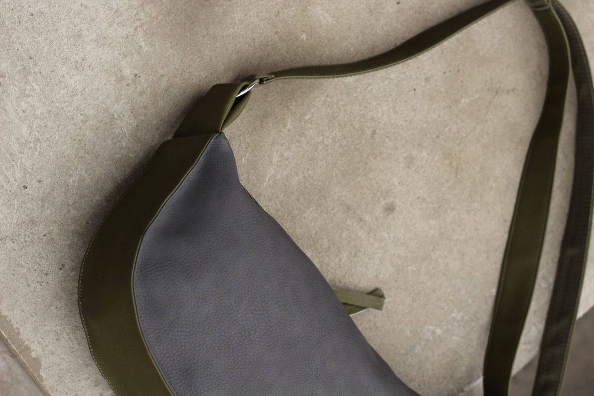 Pusmėnulio formos rankinė