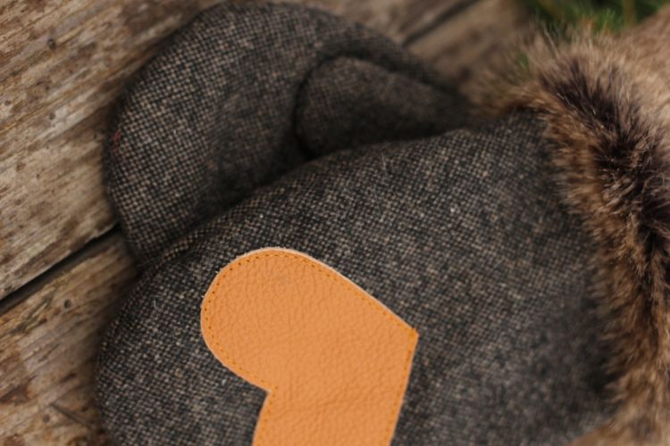 Pirštinės su širdelės aplikacija