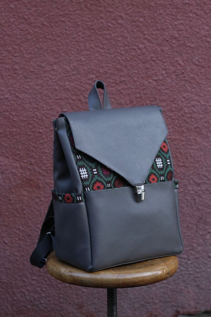 Kuprinė su spynelės užsegimu